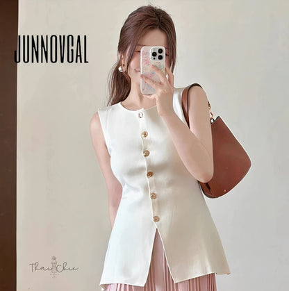🌼 Sleeveless Knit Button Top